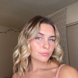 Meet your Posher, Alexia